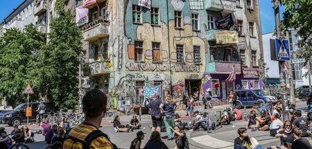 Mit einem Sit-In protestieren Dutzende Menschen für den Erhalt d...