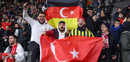 Patriotismus verdirbt die Geschichte: Türkische Fans beim Länder...