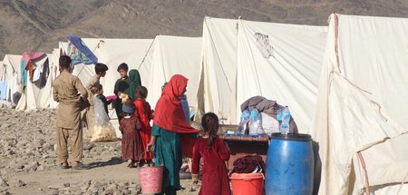 Flüchtlinge in einem Lager am Grenzübergang Torham der afghanisc...