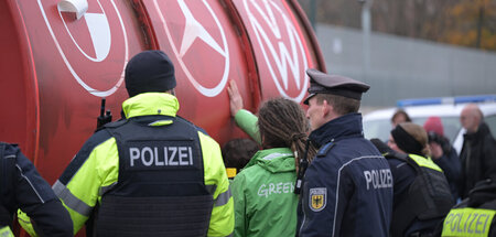 Aktivisten von Greenpeace demonstrieren am Montag in Berlin gege...