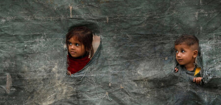 Gluckloch durch ein Zelt in die Welt (Nowshera, Pakistan, 1.11.2