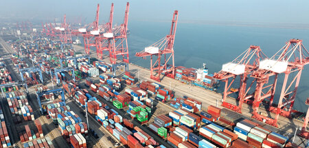 Containerterminal im Hafen von Lianyungang in Ostchina (7.12.202...