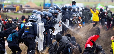 Das hebt die Stimmung: Polizei setzt bei Lützerath-Demo (14.1.20...