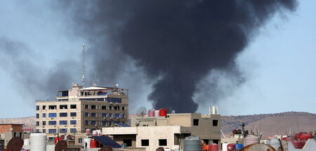 Rauch steigt auf nach einem Luftangriff bei Kamischli (5.10.2023...