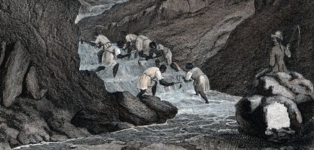 Schwarze Sklaven in Brasilien beim Goldwaschen unter der Aufsich...