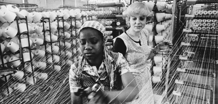Eine junge Mosambikanerin mit Ausbilderin im Textilkombinat Mali...