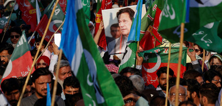 Trotz aller Schikanen vorne: Anhänger von Khans PTI demonstriere...
