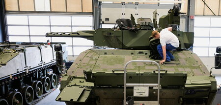 Männer bauen Panzer: Fabrikarbeiter auf einem »Lynx«-Schützenpan...