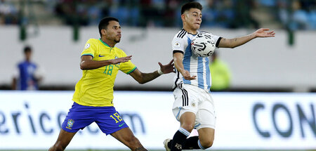 Brasiliens Alexsander (18) sieht gegen Claudio Echeverri aus Arg...