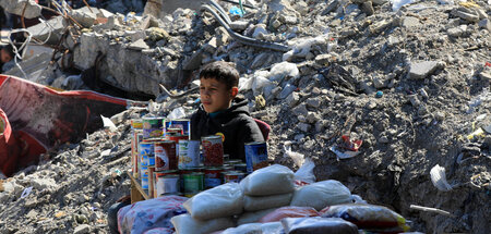 Schon jetzt liegt Rafah in Trümmern: Junge verkauft inmitten der...