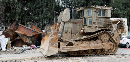 Seit Wochen zerstören israelische Bulldozer Straßen in arabische...