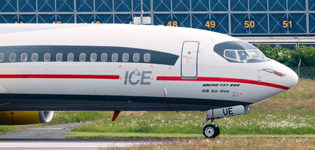 Total abgehoben: Das Flugzeug »DB Air One« auf dem Rollfeld des ...