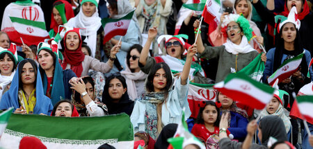 Weibliche Fankurve im Azadi-Stadion in Teheran beim Länderspiel ...