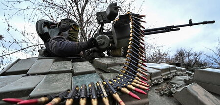 Geschosse sind rar geworden im Westen: Ukrainischer Soldat in de...