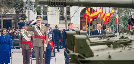 Für König und Kapital: Spaniens Monarch Felipe VI. nimmt eine Mi...