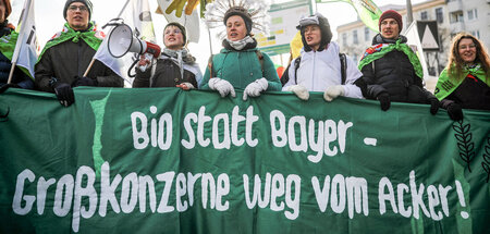 Protest gegen den Bayer-Konzern auf der »Grünen Woche« in Berlin...