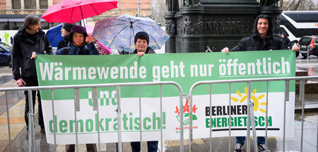 Aktivisten vom Berliner Energietisch demonstrieren vor dem Berli