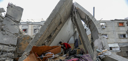 Ein Palästinenser begutachtet die massive Zerstörung des Hauses 
