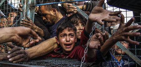 Verzweiflung, Hunger und Angst in den Augen palästinensischer Ki...