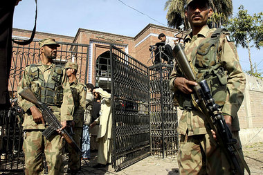Peschawar in Nordwestpakistan am Dienstag: Nach einem Selbstmord...