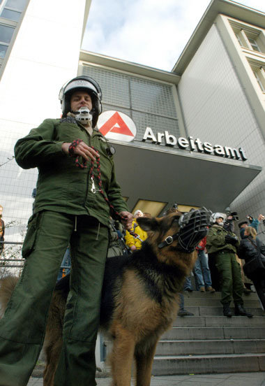 Polizeischutz vor Hartz-IV-Protesten Polizeischutz vor Hartz-IV-Protesten