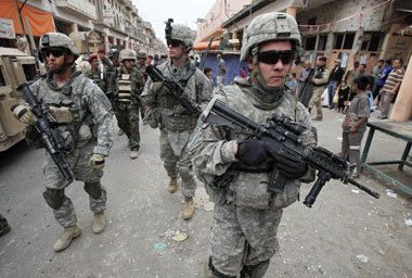 US- und irakische Soldaten durchsuchen im Mai 2009 einen Stadtte... US- und irakische Soldaten durchsuchen im Mai 2009 einen Stadtte...