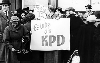 Demonstration im Januar 1955 in Karlsruhe während des Verbotspro...