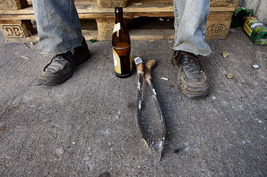 Nach der Schufterei: Ein Arbeiter gönnt sich ein Bier. Das klass...