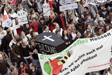 13000 Studenten protestierten vergangene Woche in der
hessischen... 13000 Studenten protestierten vergangene Woche in der
hessischen...