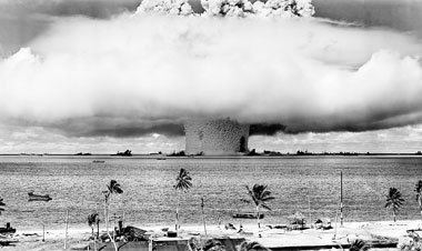 »Heute wissen wir, (...) daß Kernbomben Verderben über ein viel ...