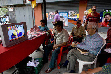 Venezolaner vor dem Bildschirm: Staatspräsident Hugo Chávez in d...