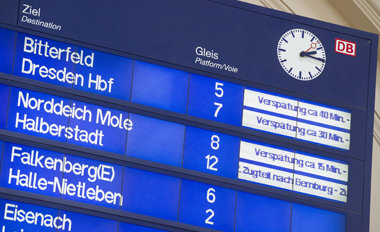 Anzeigetafel auf dem Hauptbahnhof von Halle/Saale.
Verspätu
