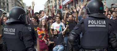 Noch ist es friedlich: Die Demonstranten vor der Plaça Catalunya...