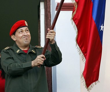 Venezuelas Pr&auml;sident Hugo Ch&aacute;vez schwenkt zum Nation...