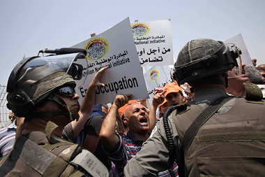 Demonstration am Kontrollpunkt Kalandia zwischen Ramallah und Je
