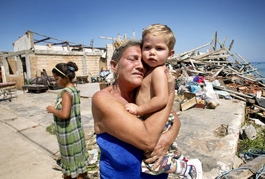 Am Tag, nachdem Hurrikan »Charley« über Kuba zog: Großmutter mit...
