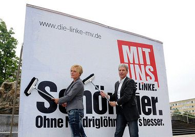 Die Spitzenkandidaten der Linken Simone Oldenburg und Helmut Hol...