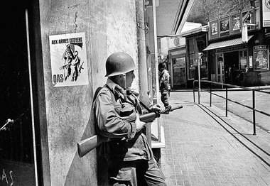 Oran, 15. Mai 1962: Ein französischer Soldat vor einem Plakat de...