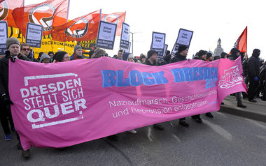 Fronttransparent der Zehntausend am 18. Februar: Gegen Faschismu...