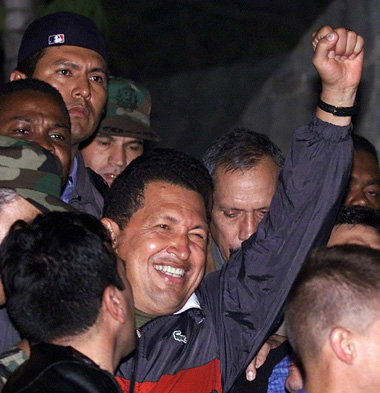 Mit geballter Faust kehrte Hugo Chávez in der Nacht zum 14. Apri...
