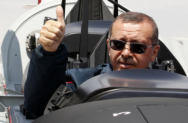 Erdogan im TAI Hurkus, dem neuen Trainingsflugzeug der t&amp;uum...