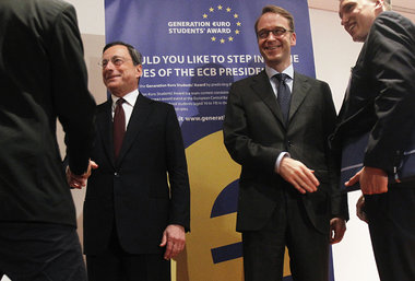 Mario Draghi (l.), Pr&auml;sident der EZB, setzt sich durch: Anl...