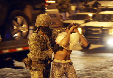 Mexikanischer Soldat mit Gefangenem nach bewaffneten Auseinander...