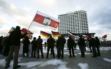 Häufchen Elend an der Ostsee – NPD-Anhänger protestieren vor der...