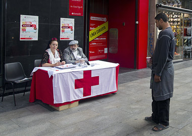 Ausweg? Spendensammler des Roten Kreuzes und Bettler in Madrid i...