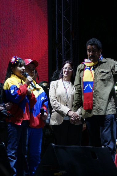 Nicolás Maduro und seine Lebensgefährtin Cilia Flores hören bewe