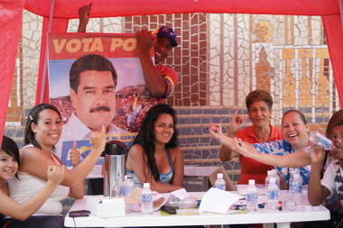 Isabel (2.v.l.) und ihre Nachbarn haben Maduro gewählt