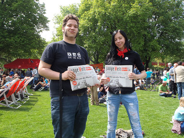 junge Welt-Verteilaktion am 1. Mai im Sigmund-Freud-Park in Wien
