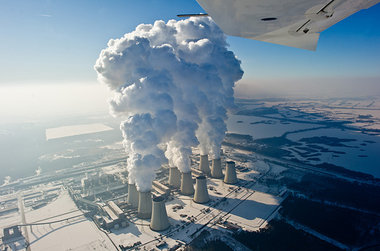 CO2 ist unsichtbar: Wasserdampfwolke &uuml;ber Braunkohlekraftwe...