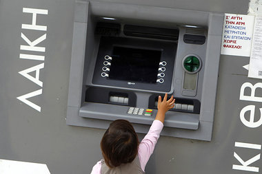 F&uuml;r viele bald nur Attrappe oder Spielplatz: Geldautomat de...